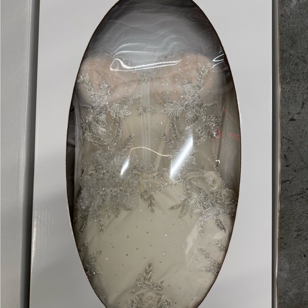 Elegant White Lace Wedding Dress